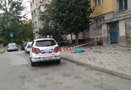 Мистерия в смъртта на полуголия мъж, полетял от блок в Благоевград СНИМКИ 18+