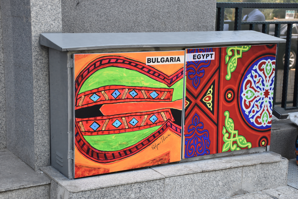 Фолклорни шевици украсиха улични касети на ЧЕЗ разпределение в столицата