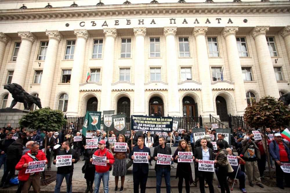 Протестиращи поискаха оставката на съдия Калпакчиев, пуснал убиеца Полфрийман СНИМКИ