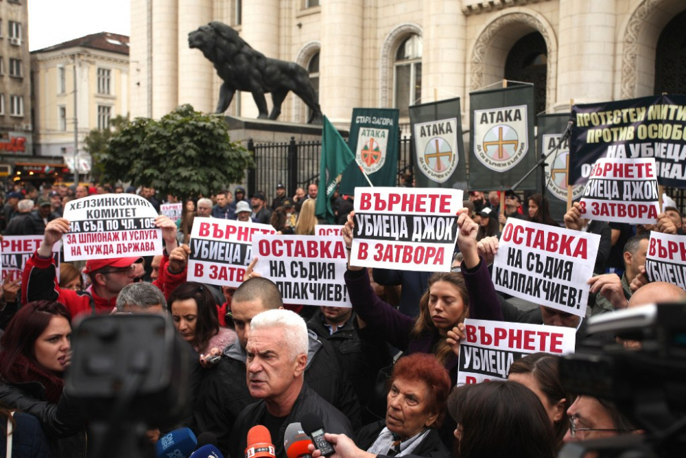 Протестиращи поискаха оставката на съдия Калпакчиев, пуснал убиеца Полфрийман СНИМКИ