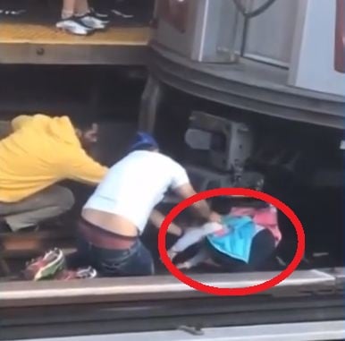Кошмар! Баща се хвърли с 5-годишното си дете под влака, последва нещо невиждано ВИДЕО