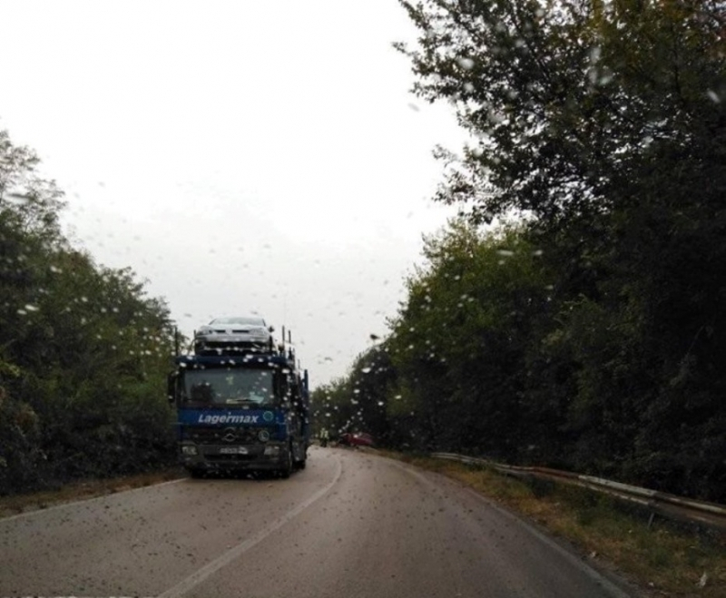 Зрелищни СНИМКИ: Скъпарски Мерцедес се заби в автовоз в Северозапада 