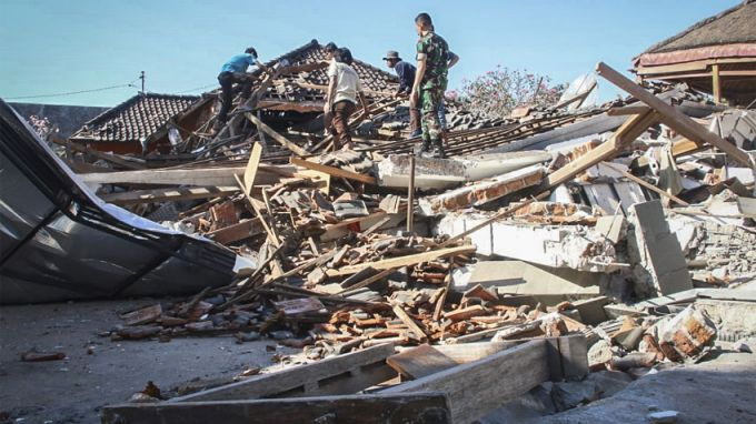 Силно земетресение разтресе Индонезия ВИДЕО