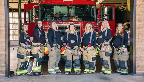 Всички говорят за тези пожарникарски съпруги, родили по едно и също време СНИМКИ
