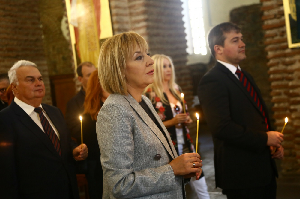 Мая Манолова започна предизборната си кампания с молебен СНИМКИ