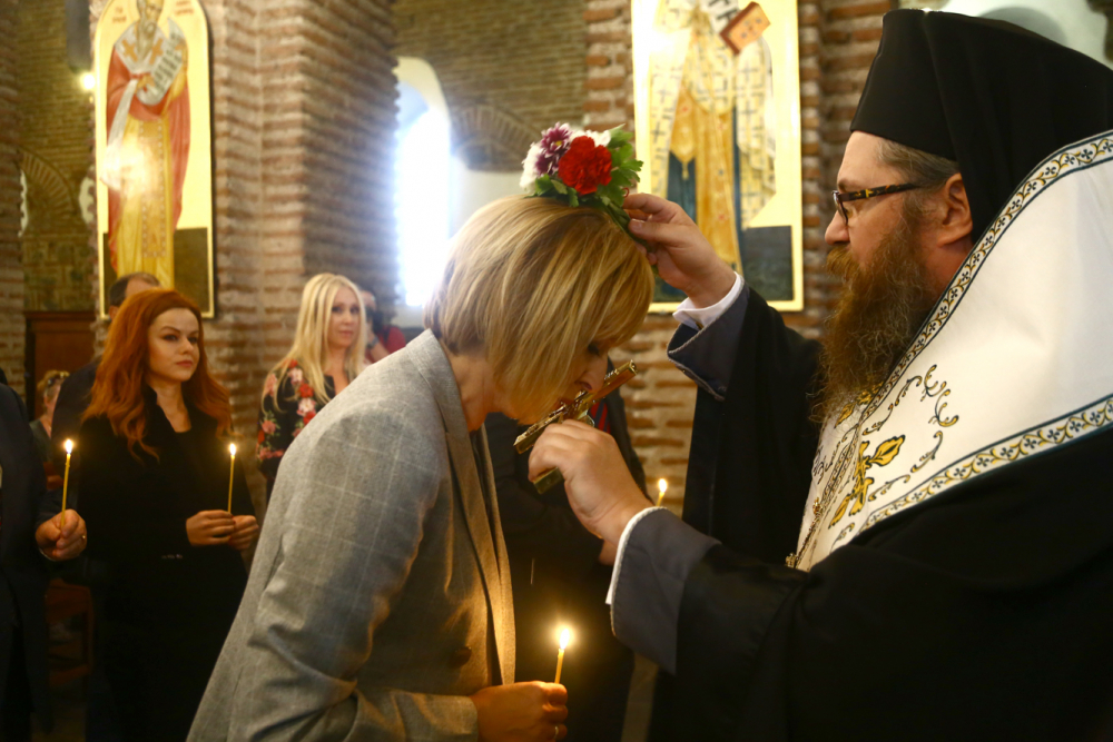 Мая Манолова започна предизборната си кампания с молебен СНИМКИ