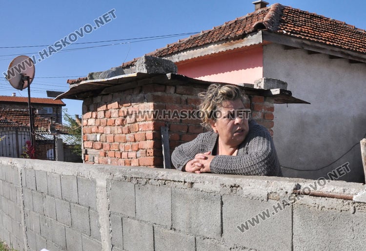 Хасковски цигани наляха парите от гурбета в нова къща, но... СНИМКИ