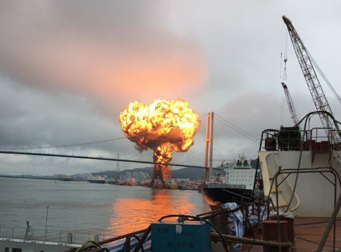 Петролен танкер се взриви в пристанище на Южна Корея ВИДЕО
