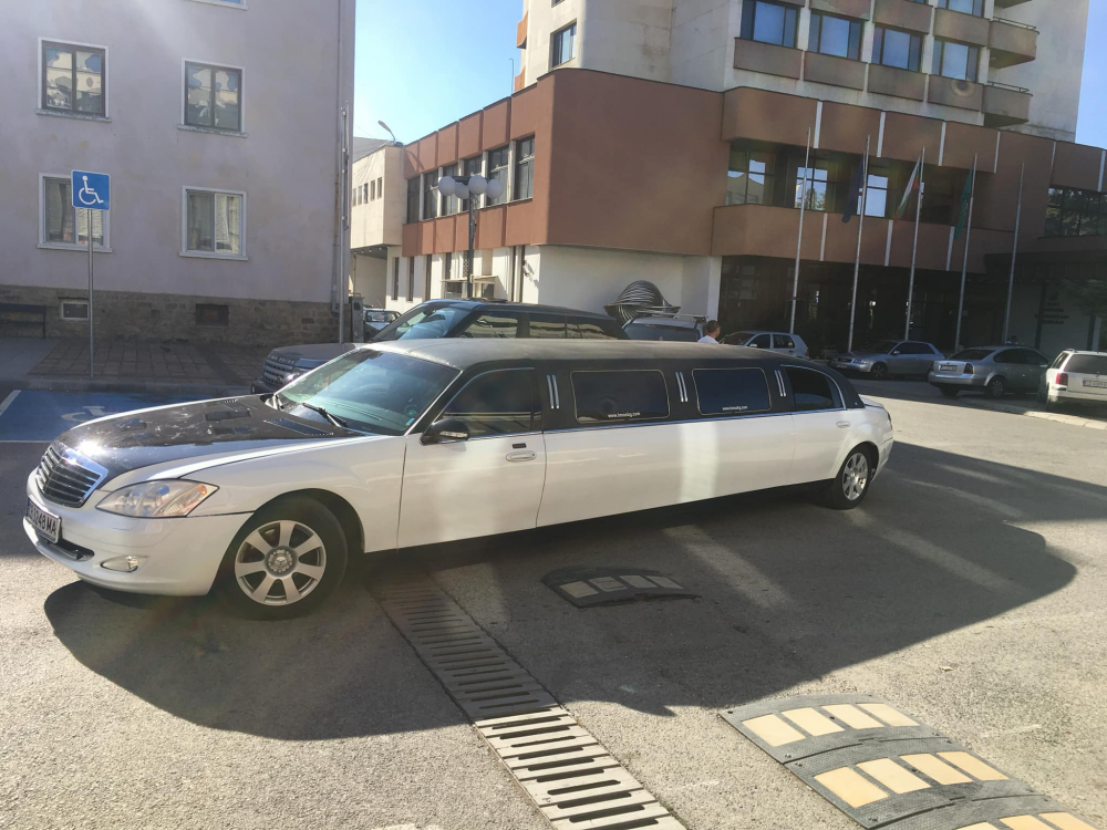 Циганска сватба с шест лимузини в Ботевград подпали мрежата ВИДЕО 