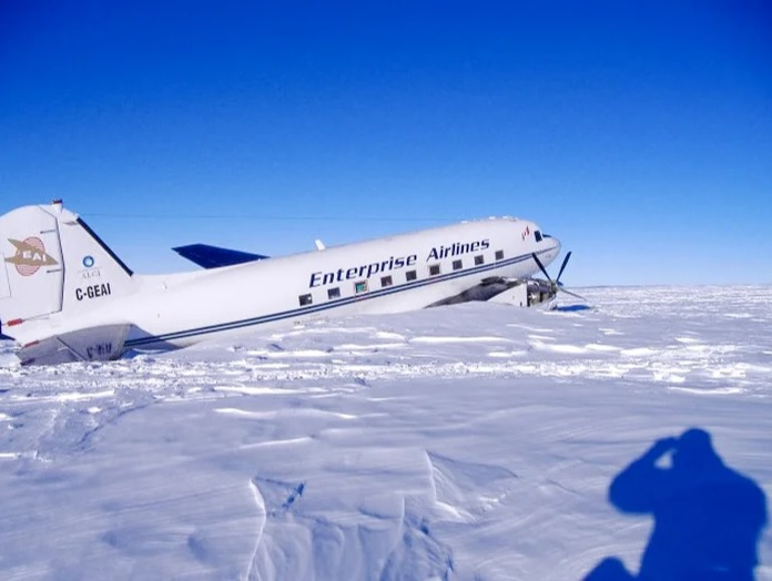 Защо на самолетите e забранено да летят над Антарктида, но не и над Бермудския триъгълник