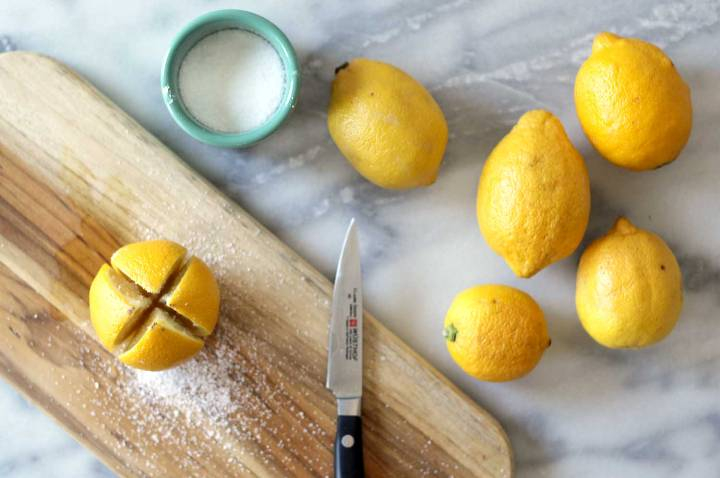 Какво се случва в дома, ако нарежете лимон и го поръсите със сол?