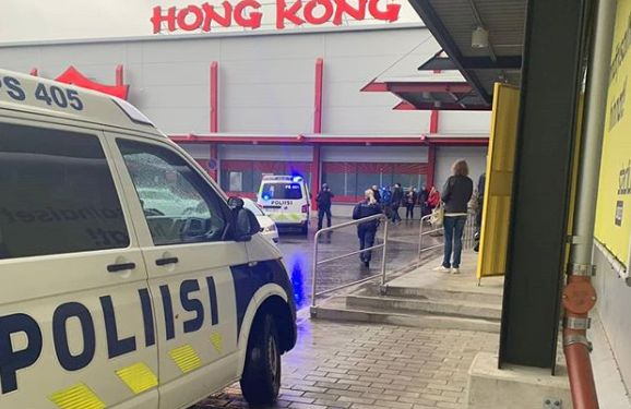 Първи новини за мъжа с мачете, нахлул в университет в мол във Финландия