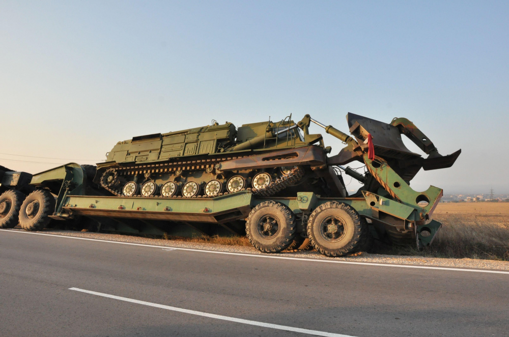 Зрелищни СНИМКИ: Огромна военна машина се катурна край Хасково 
