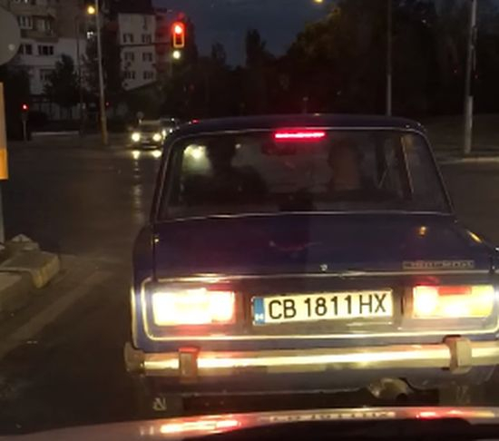 Откачена ситуация в "Лада" на светофар в София ВИДЕО