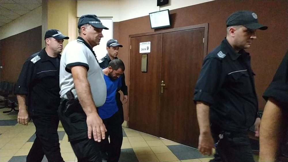 Бащата на близнаците от адското меле в Пловдив влезе окован в съда СНИМКИ 