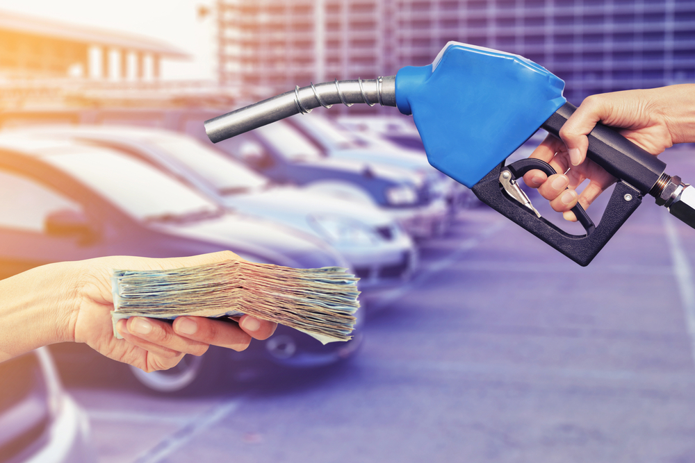Експерти с важни новини за шофьорите: Цената на литър бензин ще стигне...