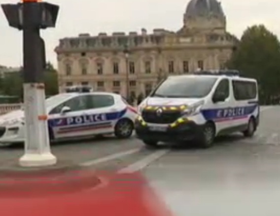 Лични подбуди стоят зад убийството на четирима полицаи в Париж