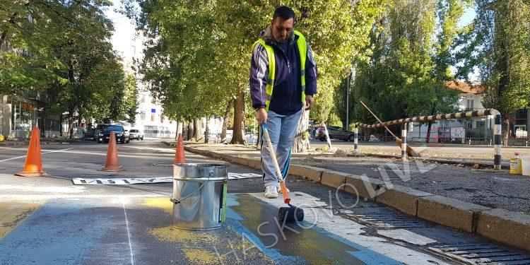 Докъде се докараха: Черна боя имитира асфалт на пешеходните пътеки в Хасково СНИМКИ