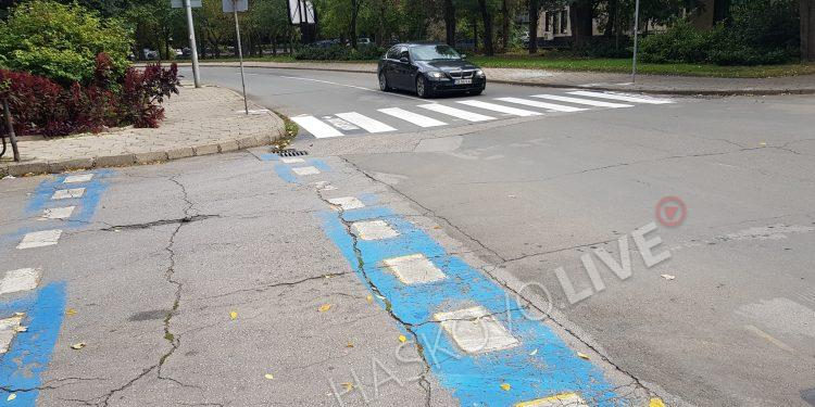 Докъде се докараха: Черна боя имитира асфалт на пешеходните пътеки в Хасково СНИМКИ