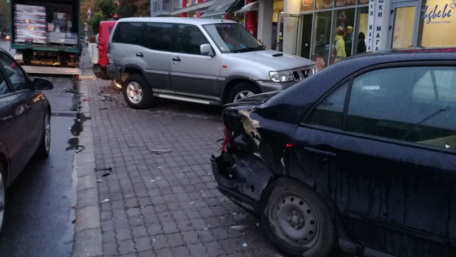 Пиян шофьор направи куп поразии в Пловдив и опита да се измъкне, но... СНИМКИ 