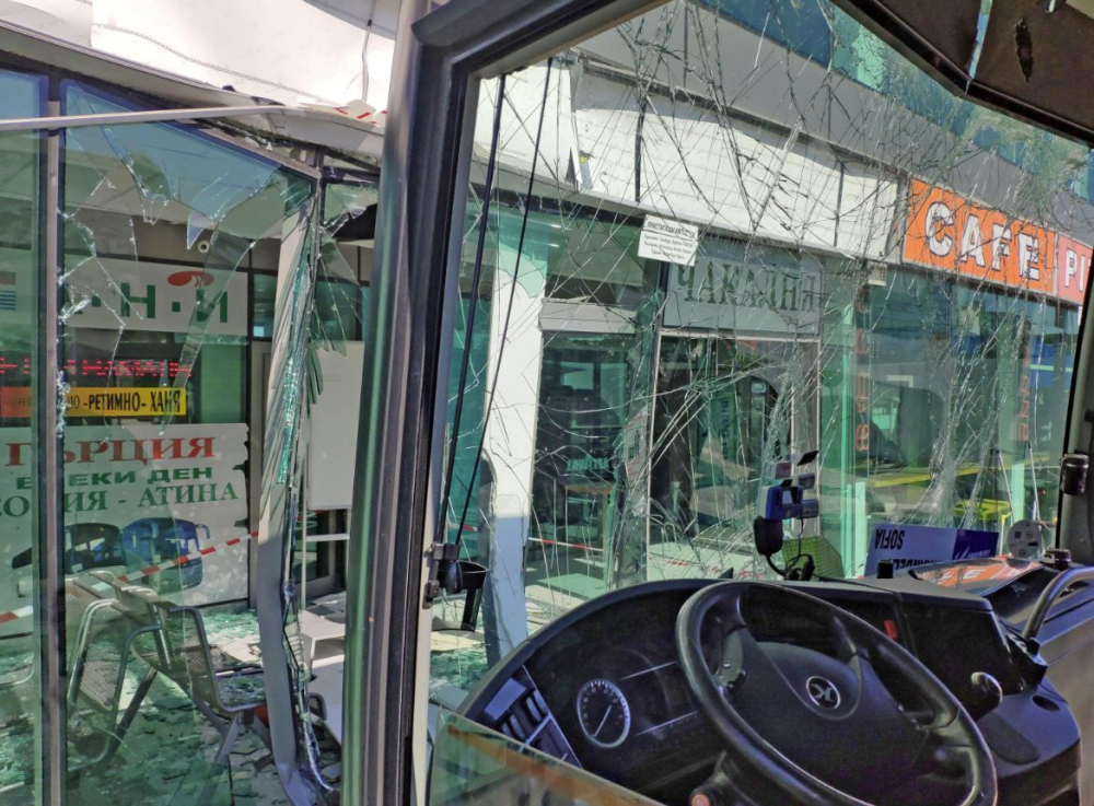 Страховити подробности за инцидента с автобуса, който се вряза в автогара "Сердика"
