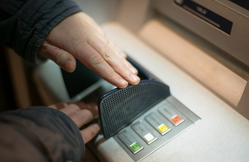 Софиянец се опита да изтегли 10 бона от банка в Шумен с фалшива лична карта