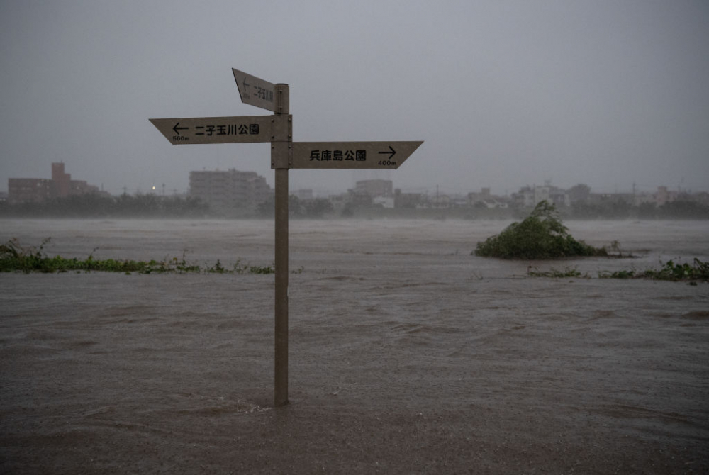 Мощен трус удари Япония докато 10 млн. души се евакуират от невиждано бедствие ВИДЕО