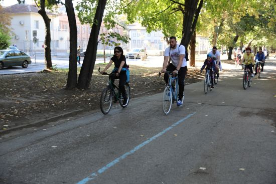 Десетки русенци караха велосипед с кандидата на ГЕРБ за кмет на Русе Диана Иванова
