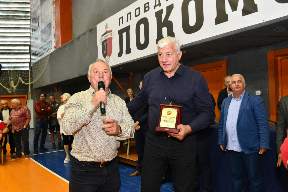 Здравко Димитров с приз от Българската федерация по борба