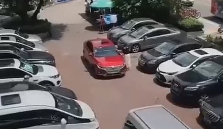 Жена реши да паркира, взе рулетката и стана за смях пред цял свят ВИДЕО