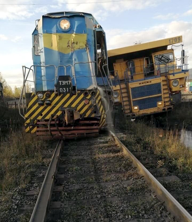 Тежка категория: Влак блъсна БелАЗ и му спука гума, а локомотивът дерайлира ВИДЕО