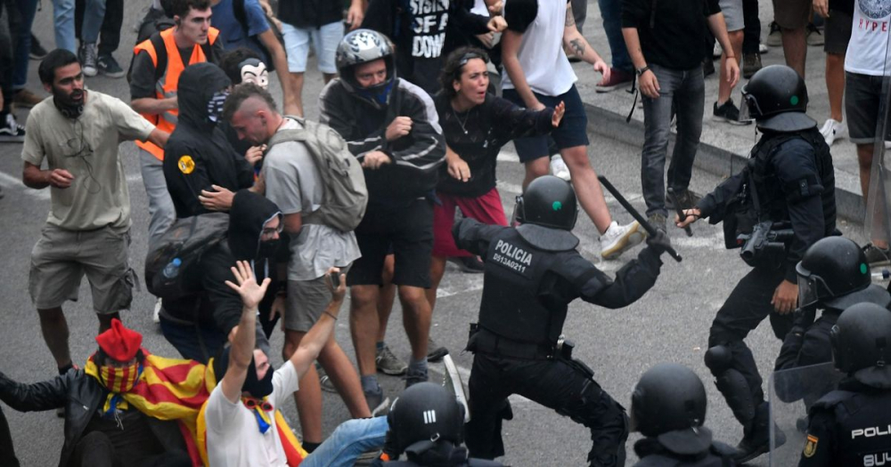 Полицията атакува протестиращите в Барселона СНИМКИ