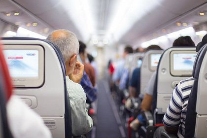 Родители възмутиха пътниците в самолет с постъпката си