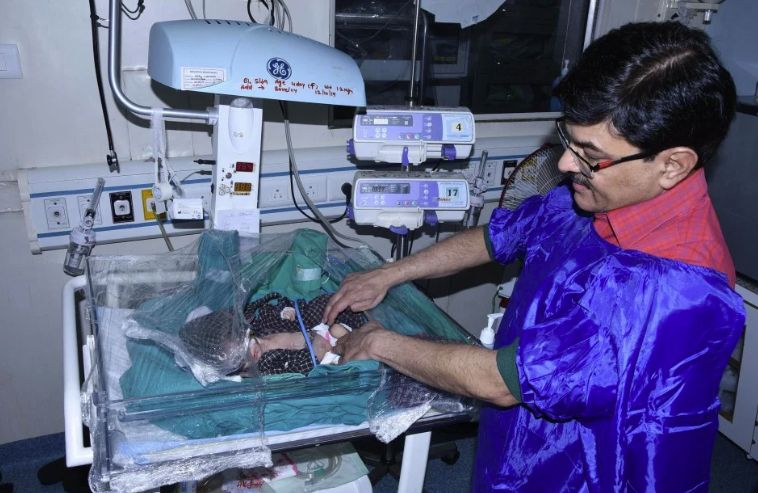 Почернени родители спасиха 3-дневно бебе, погребано живо в делва ВИДЕО 