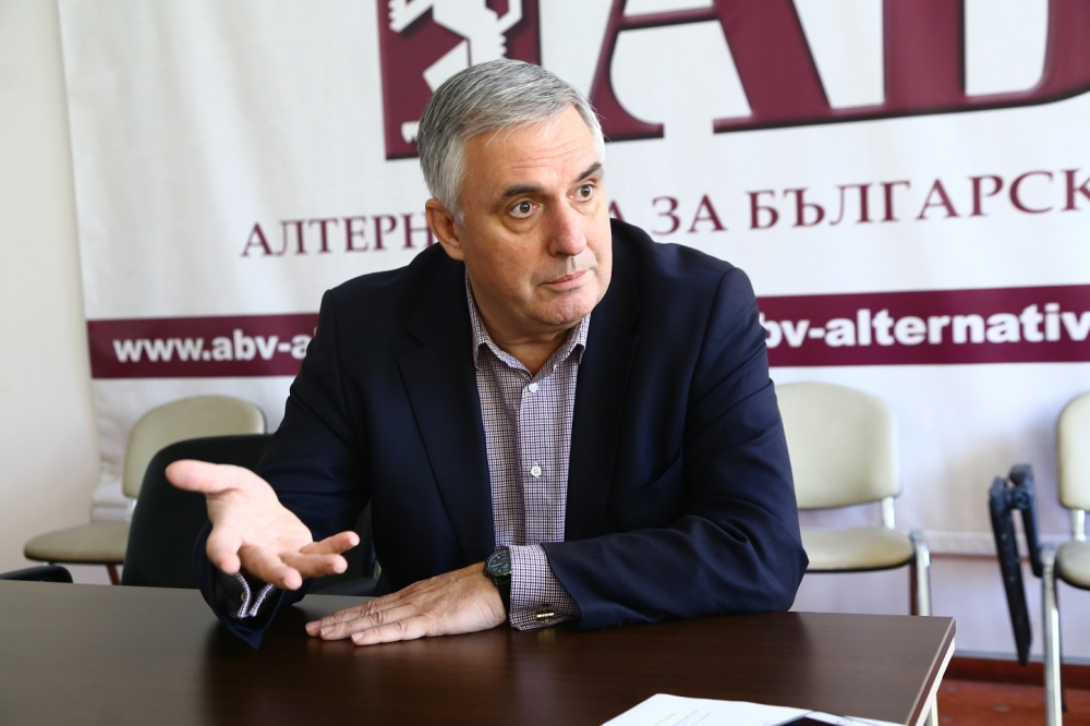 Калфин обясни има ли политически мотиви в оставката на Бисер Петков