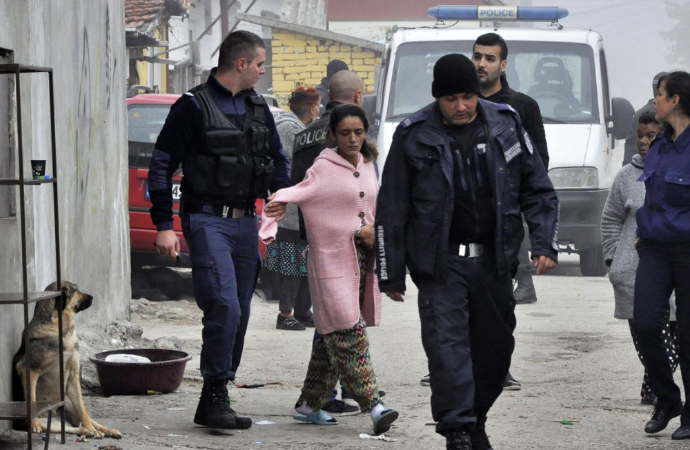 Удариха банда мъже и жени в бърлогата ѝ на ул."Картечар" в Хасково СНИМКИ