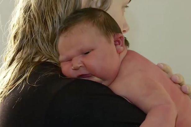 Майка роди бебе сумист с тегло от 6 килограма ВИДЕО