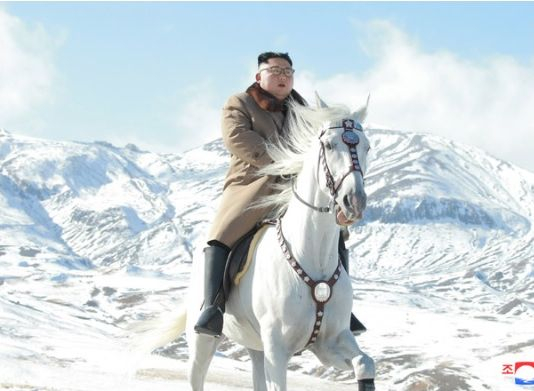 Ким Чен Ун изкачи свещена планина, яздейки бял кон СНИМКИ