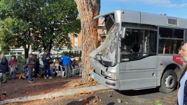 Автобус, пълен с пътници, се вряза в дърво в Рим ВИДЕО