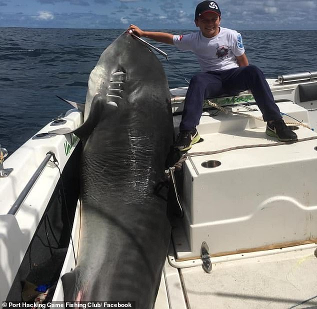 8-годишно хлапе хвана смъртоносна 314-килограмова акула СНИМКИ 