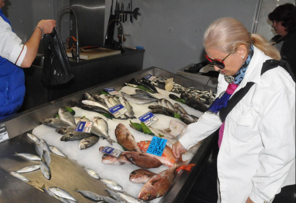 Циганското лято навлече куп проблеми на търговците на риба в Бургас СНИМКИ 