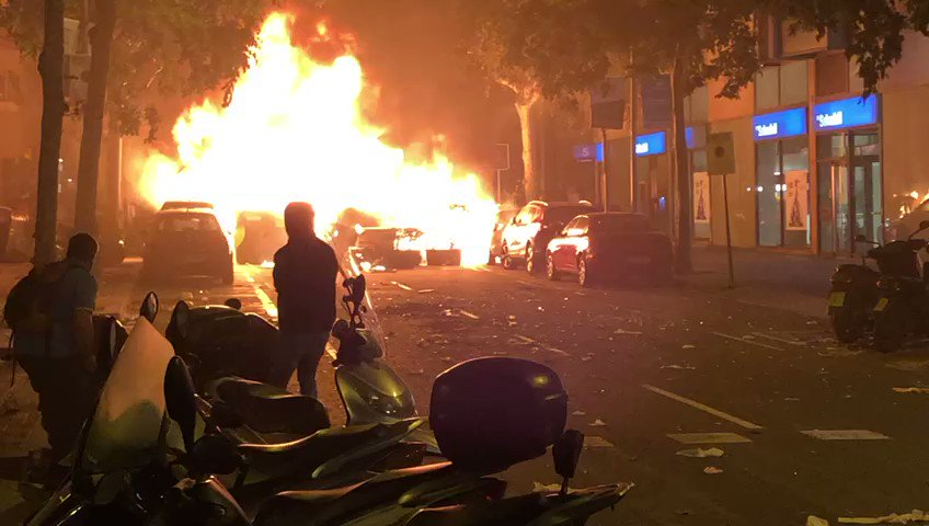 Барикади, горящи коли и масови безредици след митинг в Барселона ВИДЕО