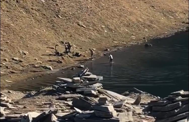 Група мъже се плацикаха в едно от Седемте рилски езера ВИДЕО 