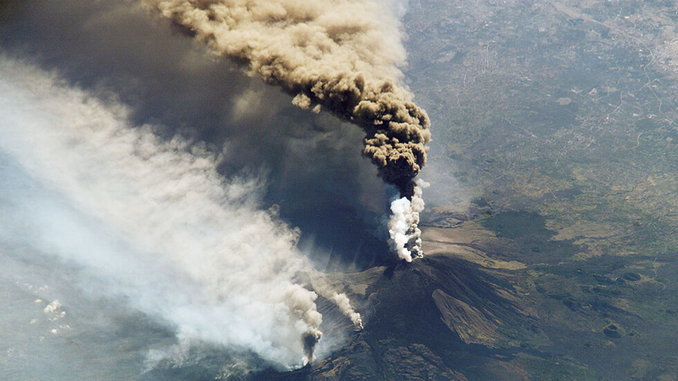 Вулканът Етна изригна мощно и разтърси Катания ВИДЕО