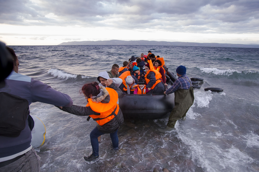Гърция залята от десетки хиляди бежанци