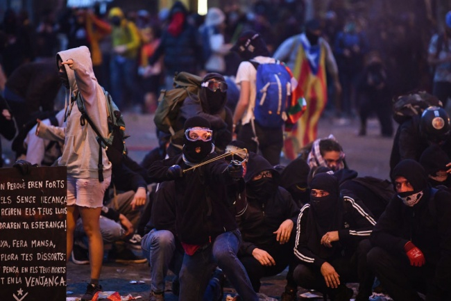 Кървава нощ в Барселона, полицията взе крайни мерки и стана страшно ВИДЕО