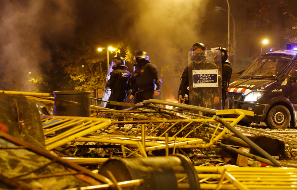 Кървава нощ в Барселона, полицията взе крайни мерки и стана страшно ВИДЕО