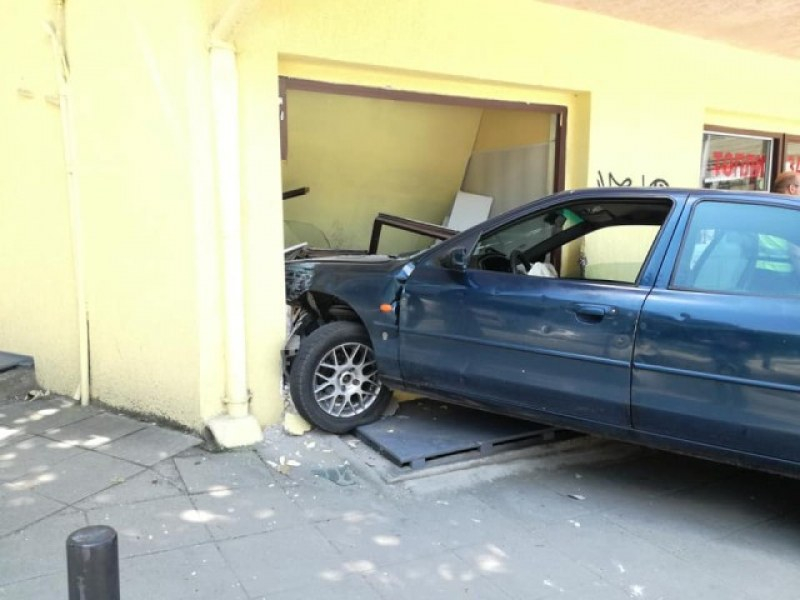 Сигнал до БЛИЦ! Кола се заби в къща в Бистрица