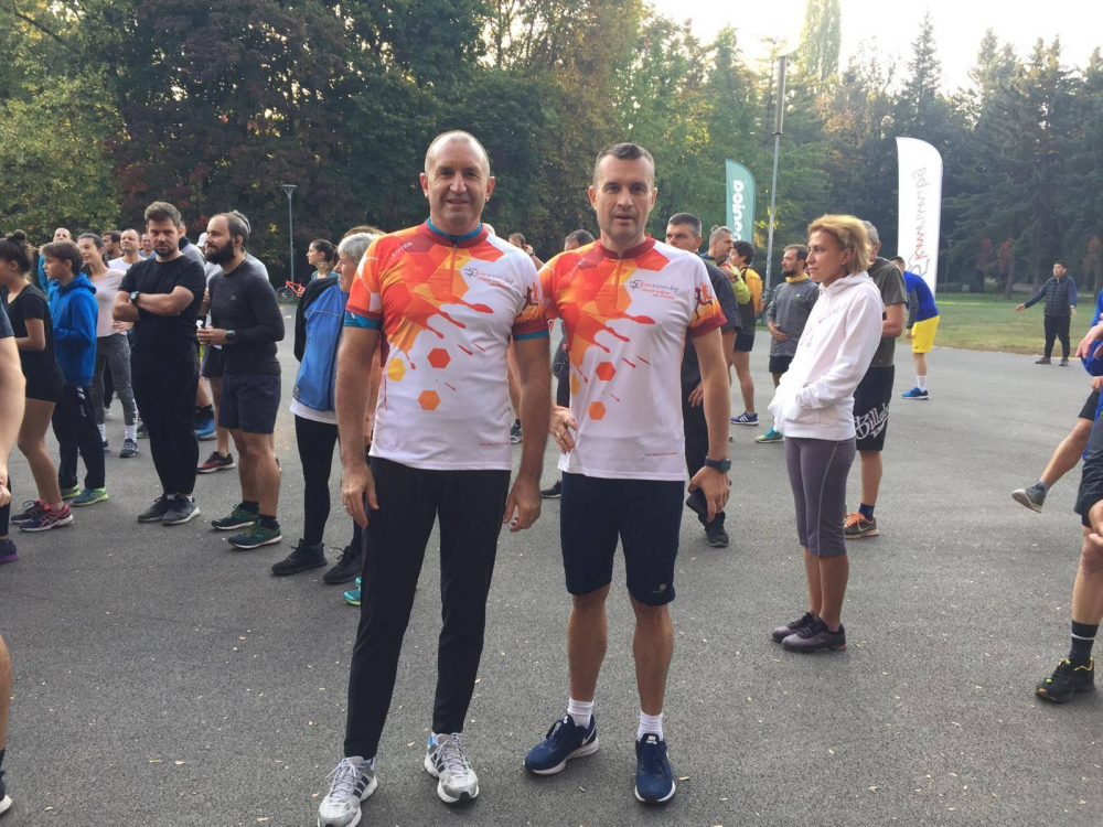 В спортен екип президентът Радев се включи в необикновено бягане днес СНИМКИ