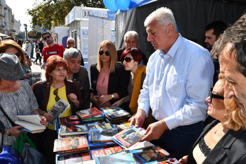 Здравко Димитров подари над 400 книги в рамките на инициативата от „От приятели за приятели“